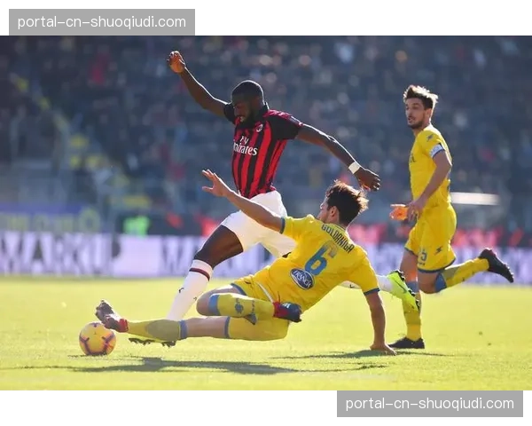 争议判罚聚焦：热那亚对阵卡利亚里，主裁判三次关键VAR回看引发讨论。