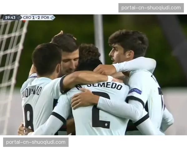 “特写：巴黎-尼斯颁奖台上，贝纳尔与老对手罗格里奇握手致意”